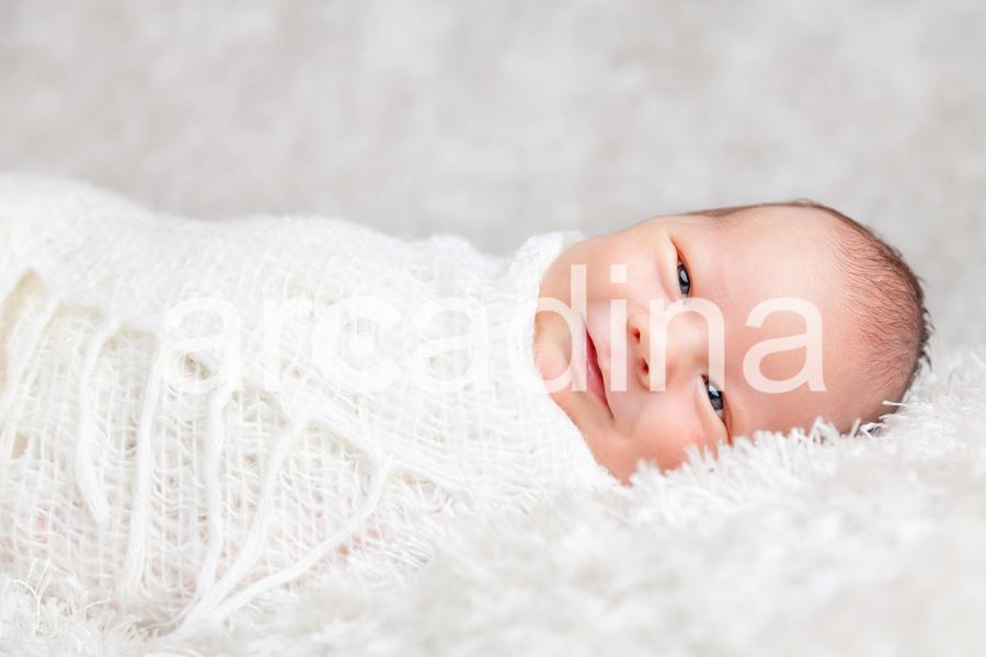 Vanesa Vicedo - stockfresh_7028248_beautiful-newborn-wrapped-in-a-blanket_sizeXXL_d22ca3.jpg